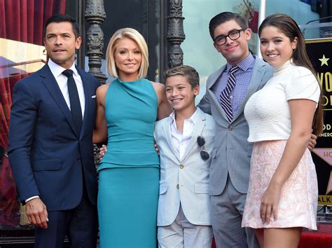 All About Kelly Ripa and Mark Consuelos’ Daughter。